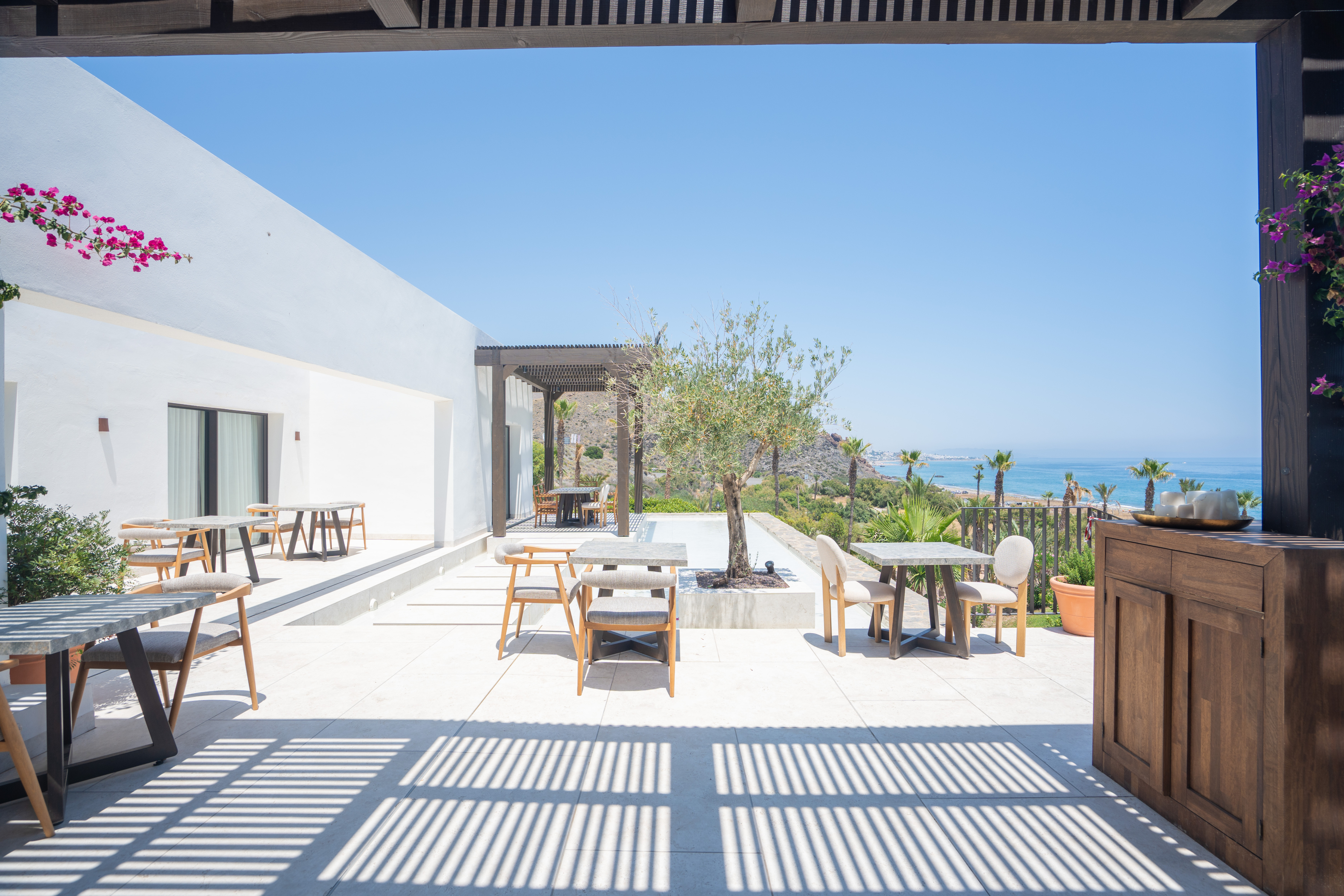 En Mójacar Dream nos esforzamos por ofrecerte la mejor experiencia. Si tienes alguna pregunta sobre nuestros alojamientos, servicios o necesitas información adicional, no dudes en contactarnos. <br>  <br> Nuestro equipo está disponible para ayudarte a encontrar el alojamiento perfecto para tus vacaciones en Mojacar (Almería - España).